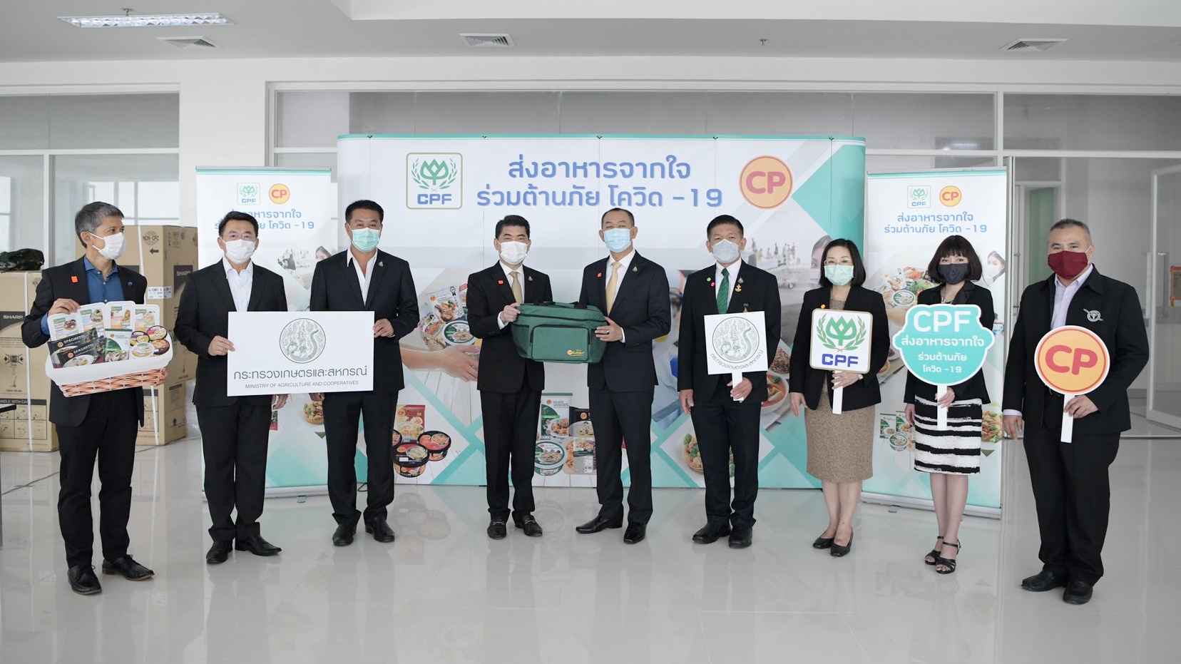 Agriculture and Cooperatives Minister praises CPF's food from the heart against COVID-19 project Agriculture and Cooperatives Minister praises CPF's food from the heart against COVID-19 project